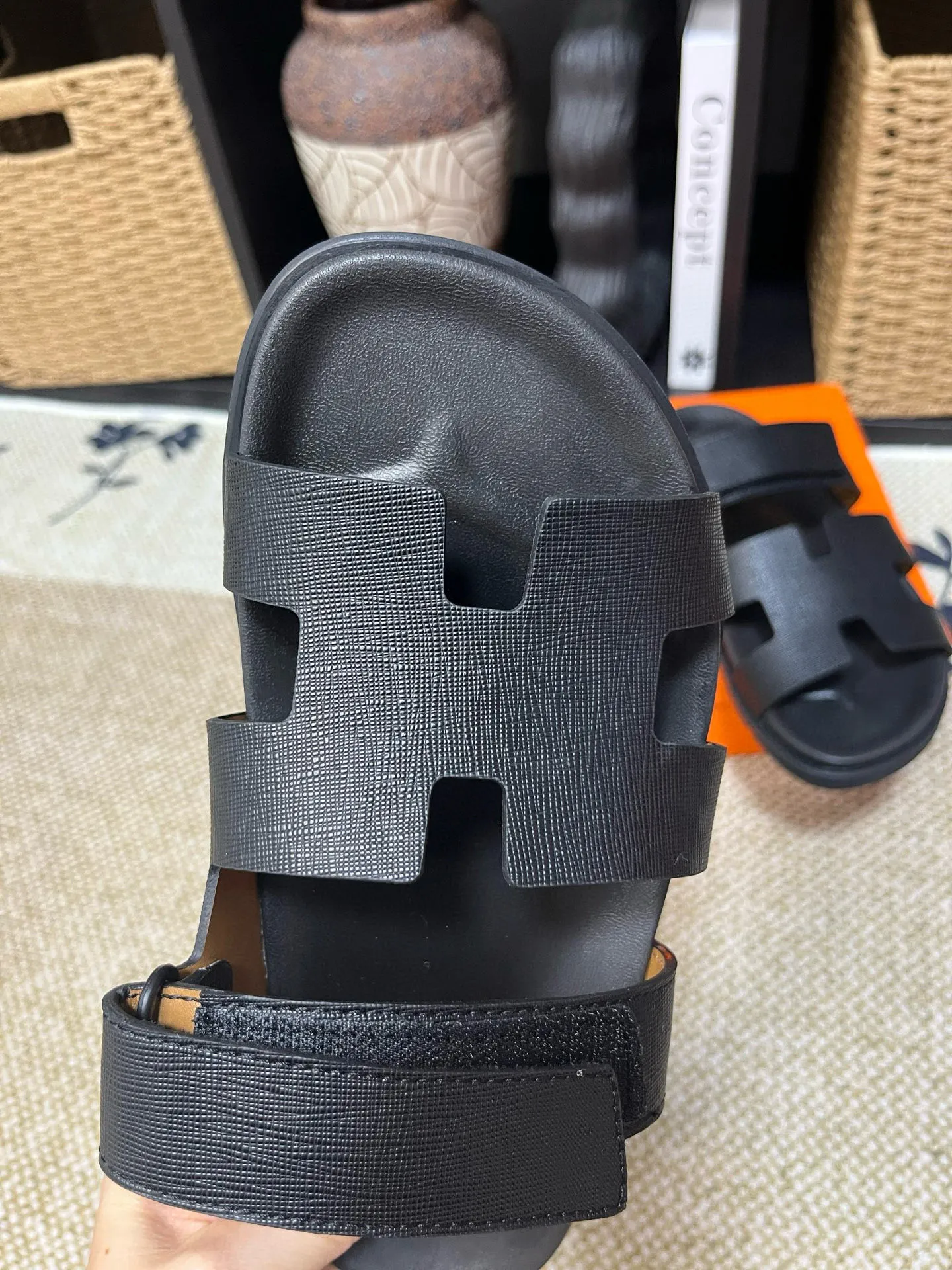 P300 Long-term stock Hermes men’s Kazimir slippers for couples - top quality woven calfskin functional sandals with intertwined uppers inspired by the “H” iconic pattern to create a casual look, perfect for summer. Imported cowhide + cowhide lining + TUP outsole Size: 35-46